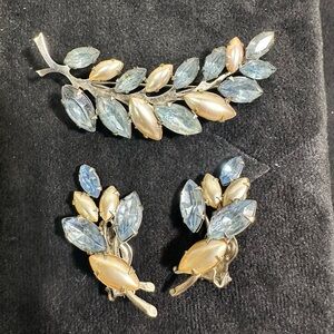 Vtg: signed BEAU JEWELS Faux Pearl & Powder Blue Rhinestone Brooch & Earring Set